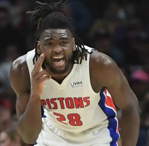 铁汉柔情！NBA硬汉斯图尔特晒喂牛照，中国网友直呼“反差萌”