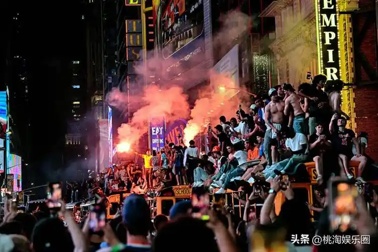纽约双线告捷：世界杯承办在即，尼克斯游行引爆球迷热潮